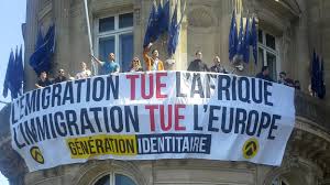 Quand un jeune identitaire apprend à squatter les sites d'infos et les forums pour dire que tout est de la faute des noirs et des arabes Generation Identitaire Deploie Une Banderole Anti Immigration Sur Un Batiment Europeen A Paris