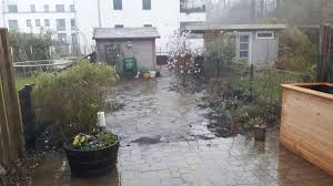 Rasen Trockenlegen Befreien Sie Ihren Garten Von Pfutzen Heimwerker Berater De