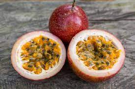 Maracuja und passionsfrucht gehören beide zur gattung der passionsblumen. Passionsfrucht Alles Zur Ernte Lagerung Zubereitung Plantura
