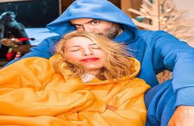 Ζει με το γιο του εμμανουήλ (πάρης σκαρτσολιάς) και την οικιακή βοηθό του, τασία (μαρία κανελλοπούλου), μια γυναίκα περίπου 55 ετών, η οποία για χάρη του περιάνδρου και της αδελφής. Egkyos H Maria Hliakh H Fwtografia Me Foyskwmenh Koilitsa Kai H Anakoinwsh Agriniotimes Gr