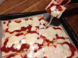 Ponete le due fette di pancarré su una teglia coperta di carta forno e spennellatele leggermente solo da un lato con mezzo cucchiaino di olio. Pizza Con Pancarre Meno Stress Ma Piu Buona Segretodonna