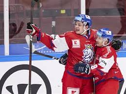 Fín leo komarov bojuje o puk s čechom jakubom nakládalom v súboji o bronz na ms. Cesko Finsko 2 3 Sn Narodni Tym Dvakrat Vedl Presto Znovu Na Svedskych Hrach Bere Jen Bod Hokej Lidovky Cz