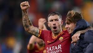 I capelli di kolarov sono diventati bianchi per la rabbia e non per lo scorrere del tempo, infatti lui è tipo un super. Roma Kolarov Centrale E Un Idea La Gazzetta Dello Sport