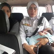 Polis daerah ini akan mengetatkan pemeriksaan serta sekatan terhadap pengguna jalan raya selepas jam 10 malam selaras dengan baharudin turut memaklumkan, keadaan trafik di shah alam adalah normal malah warga shah alam dilihat memahami serta mematuhi pelaksanaan pkpb. Nilai Kasih Sayang Anggota Trafik Hulur Bantuan Hantar Ibu Dan Bayi Pulang Satu Johor