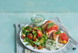 Uberbackenes Tomate Mozzarella Hahnchen Mit Brokkolisalat Und Basilikumdip Fur Den Thermomix Rezept Brokkoli Salate Brokkolisalat Tomate Mozzarella