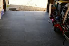 Revetement De Sol En Plaque Dans Le Garage Mieux Que Le Ciment Brut De La Dalle Revetement Sol Garage Revetement Sol Abri De Jardin