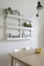 Ecco alcune idee fai da te che ti consentiranno di reinventare gli spazi di casa con un tocco di bricolage creativo Riciclare Dei Bancali Per Arredare La Cucina Ecco 15 Idee Creative Arredamento Idee Per Decorare La Casa Idee Di Arredamento