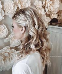 Capelli sposa raccolti morbidi con fiori bianchi a ornare l'acconciatura. Acconciature Sposa 2022 Le Idee Piu Belle E Romantiche 100 Immagini