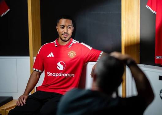 United Focus Indonesia | 🚨 𝗢𝗙𝗙𝗜𝗖𝗜𝗔𝗟: Youri Tielemans resmi  diperkenalkan sebagai pemain baru Manchester United! Gelandang timnas  Belgia itu menandatangani kontrak... | Instagram