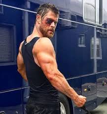Chris hemsworth's massive arm muscles might be necessary for thor: Excuse Me Here Is A Very Important Photo Of Chris Hemsworth S Arm