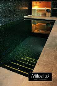 zwembad met een mix van zwart en echte goud glasmozaiek zwembad glasmozaiek binnenzwembad