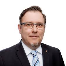 Pintér Sándor főosztályvezetője, egy kórházigazgató és ismeretlen fiatalok  kaptatnak a fideszes dombságban