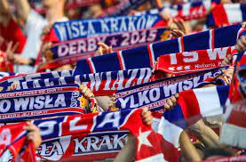 Kibice wisły kraków nie zamierzają biernie przyglądać się kryzysowi w relacjach ich klubu z miastem. Wisla Krakow Kibice Kosztem Klubu Urzadzili Pokaz Sily Sport W Interia Pl