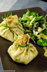 Recette Aumonieres De Crepes Aux Herbes Saumon Et Creme Citronnee Recette Recette Amuse Bouche Gastronomique Recettes Mediterraneennes