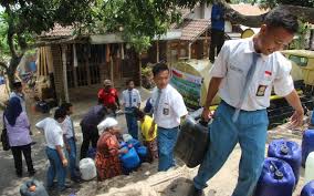 Contoh kegiatan yang dapat dilakukan secara bergotong royong antara lain pembangunan fasilitas umum dan. Contoh Gambar Kegiatan Gotong Royong Di Sekolah