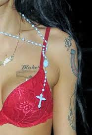 Amy winehouse quotes amy winehouse style amazing amy arte pop beautiful voice celebs pin up tattoos tattoo on baby tattoos line tattoos tattoo drawings body art tattoos small tattoos. Amy Winehouse Planned To Cover Her Blake Tattoo