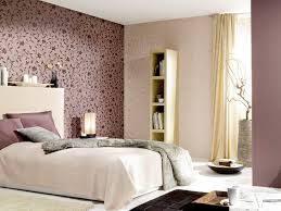 كيفية ترتيب ورق الحائط في غرفة النوم من نوعين خيارات بورق الجدران في غرفة النوم بعض القواعد للجمع بين مواد للزينة