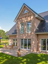 Gemutliche Terrasse Von Einem Einfamilienhaus Mit Kapitansgiebel Eco System Haus Einfamilienhaus Familienhaus Baustil