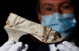She is considered a major historic figure and is said to have been the biggest force in provoking the 'french revolution.' Schuh Von Marie Antoinette Fur 40 000 Euro Versteigert