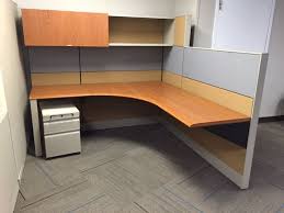 Knoll Dividend Used Cubicles Mixed Height Of Tall To Mid Height Cherry Finishes On Work Surface And With Images Used Cubicles Office Cube Modular Workstations