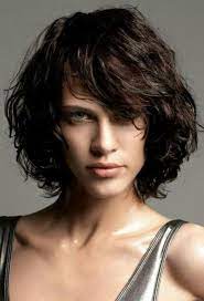 Il taglio capelli del 2022 sarà il bob pari ma assolutamente . Capelli Medi Mossi E Scalati Short Curly Bob Hairstyles Wavy Hairstyles Medium Haircuts For Curly Hair