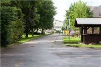 Hier werden die figuren im alltag sehr detailliert dargestellt, so strickt die frau sitzend an einem tuch. Haus Nazareth Leverkusen Stiftung Die Gute Hand