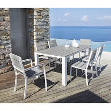 Pièce unique au style singulier ou associée au salon de détente de votre extérieur. Table De Jardin 6 Personnes En Aluminium Et Composite L180 Escale Maisons Du Monde