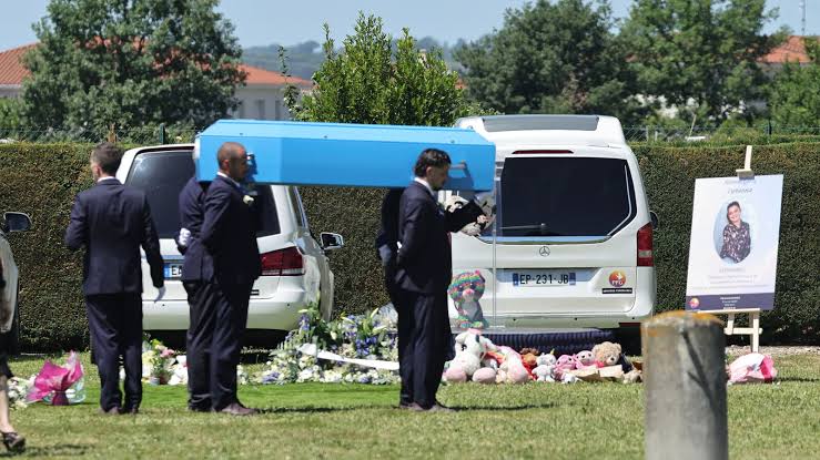 Obsèques de Lyhanna : lâcher de ballons et de colombes, livre d'or,  inhumation « dans l'intimité »… Les images de la cérémonie - Le Parisien