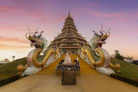Temple En Thaïlande Avec Un Beau Paysage De Ciel Coucher De Soleil | Photo Premium