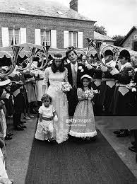 David de rothschild et sa femme olimpia en compagnie d'un poney lors de la 1ère du film 'funny lady' à paris le 18 mars 1975, france. Pin On Chic Society Ladies