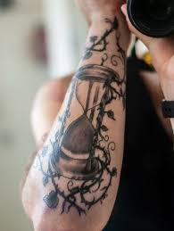 Sanduhr Tattoo Symbolik Und Herkunft Sanduhr Tattoo Sanduhr Tattoo Design Und Sanduhr Tattoo Unterarm