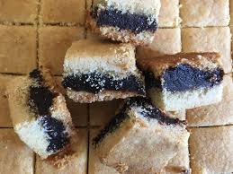 Maamoul Mad Bil Tamer Stuffed Bars With Dates Majda S Mediterranean Menue Maamoul Recipe Food To Make Small Cake
