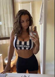 See more ideas about lamborghini, style, how to feel meet elettra lamborghini, the lambo heiress with a truly wild instagram account #meet #elettra. Elettra Lamborghini Selfie In Toilette Il Decollete E Prorompente Foto