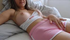 Its.PORN - Teen en su Habitacion se Acaricia Vagina encima del Short