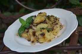 Une Petite Salade Toute Simple Que Je Fais Souvent Quand Il Me Reste Des Pommes De Terres Bouillies D Une Raclet Salade Pomme De Terre Salade Pomme La Tapenade