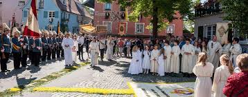 22 bis 31 grad, schwülwarm und neben sonnenschein auch gewitter Fronleichnam Ein Blumenteppich Zur Ehre Gottes Gruss Gott