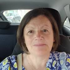 Nous vous présentons Tosca qui est à la recherche d'une très douce  famille... Âgée de bientôt 3 ans , c'est une louloute très attachante et  attachée aux humains qui lui témoigne douceur