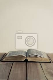 Biblia Em Uma Mesa De Madeira Conceito De Fundo Bonito Pinturas Para A Parede Quadros Adoracao De Madeira Madeira Myloview Com Br