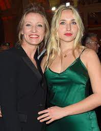 Alexandra lamy semble prendre du bon temps dans le sud de la france. Alexandra Lamy Wonder Woman