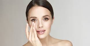 Procura aplicar también un poco de contorno de ojos en el área en el que se suelen formar las patas de gallo para prevenir su aparición o atenuarlas. Beneficios De Usar Un Serum Para El Contorno De Ojos