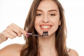 Dents blanches humidifiez légèrement votre brosse à dent et. Charbon Actif Org Blanchir Ses Dents Naturellement Au Charbon Vegetal