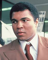 Muhammed ali kimdir, tarihe geçen muhammed ali sözleri nelerdir, nasıl efsane muhammed ali, 1942 yılında, o dönem ırkçılığın yoğun yaşandığı, siyahların ve beyazların ayrı toplu taşıma araçlarını. Muhammad Ali Heavyweight Boxing Champion On This Day