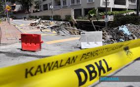 Pada masa ini banyak lokasi semakin mendap malah ada berlaku runtuhan tanah yang jika berterusan, saya bimbang kenderaan tidak dapat keluar masuk, katanya di sini, hari ini. Bernama Kerja Baik Pulih Tanah Mendap Jalan Taman U Thant Dijangka Siap Dua Bulan