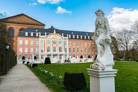 Diese symbolisieren gerechtigkeit, stärke, mäßigkeit und klugheit, die vier kardinaltugenden des guten stadtregiments. Trier Sehenswurdigkeiten 14 1 Tipps Fur Trier An Einem Tag Romanische Architektur Gotische Architektur Sehenswurdigkeiten