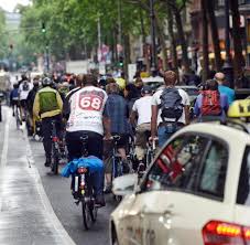 Die critical mass macht mit einer tour durch die innenstadt auf fahrradfahrer im straßenverkehr aufmerksam. Critical Mass Fahrradfahrer Wollen Die Strassen Zuruckerobern Welt