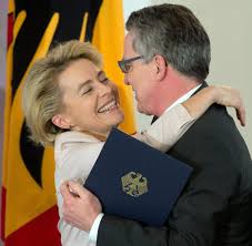Ursula von der leyen'in, ofisinde bakanlık personeli olmamasına rağmen, mckinsey ve accenture şirketlerinden danışmanları uzun süredir yanında görevlendirmişti. Ursula Von Der Leyen Ihre Grosste Sunde Ist Ein Stuck Bitterschokolade Welt