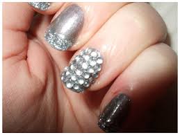 It's almost the end of 2019, which means it's time to reflect on all that you failed to accomplish in the past decade, and also time to pick out a snazzy outfit for your nails. Cool New Years Eve Nail Designs