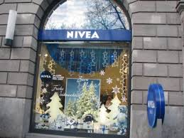 Nivea cellular filler und 2 phasen öl elixier alles neu und ungebraucht. Nivea Haus Berlin Schaufenster Bild Nivea Haus In Berlin Mitte