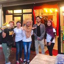 Sambil terseyum kuperhatikan tubuhku yang terpantul di cermin. La Kiosk Shooting Of Tv3 Drama Cari Aku Di Syurga At Facebook