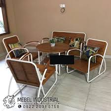 Kursi Tamu Set Besi Model Sedan Mebel Industrial Jati Jepara Para ahli interior sepakat bahwa suasana 'meriah' tidak termasuk dalam desain ruang tamu minimalis karena banyaknya furniture akan menghalangi energi dan menciptakan suasana yang. kursi tamu set besi model sedan mebel